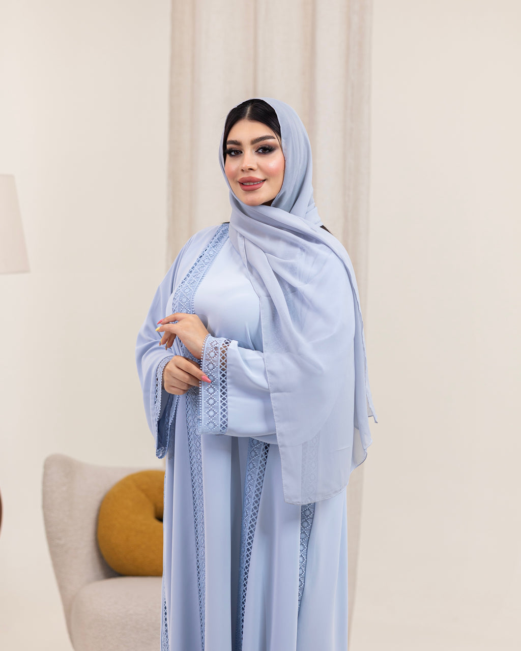 عباية سماوية بتفاصيل دانتيل مع شيلة | موديل 001