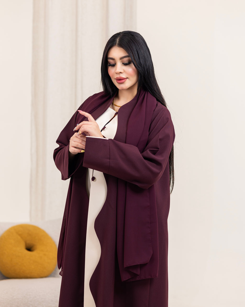 عباية عنابي وأوف وايت مع شيلة | موديل 002